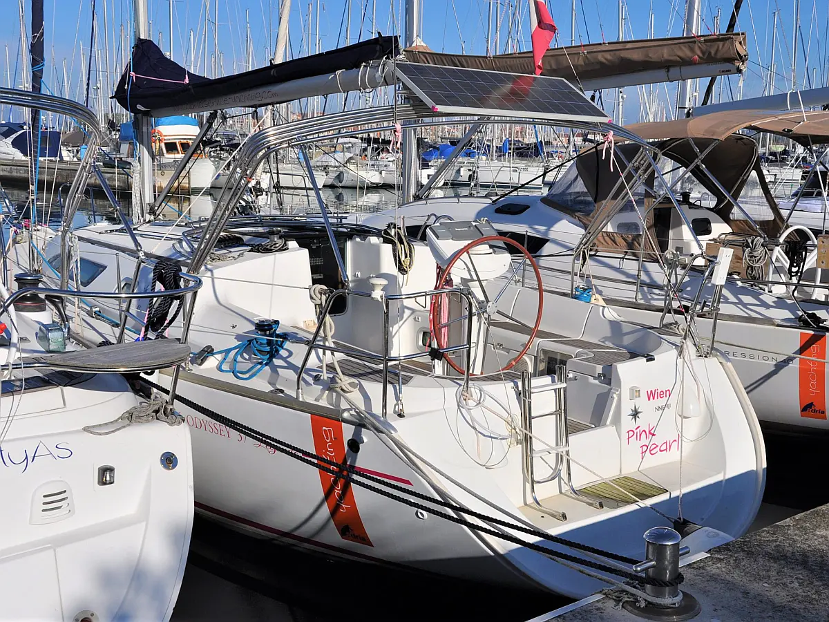 Sun Odyssey 37